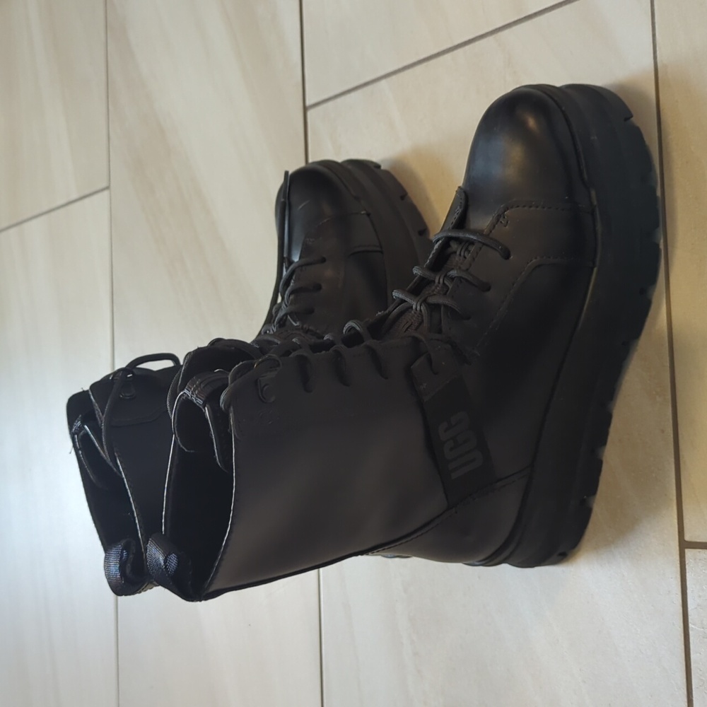 UGG Sheena boots. Like new.